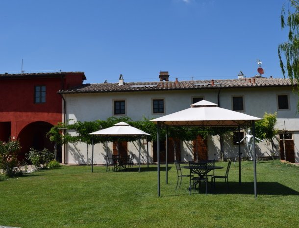 bed-and-breakfast-borgo-san-giusto-empoli-toscane-tuin-zitjes-vooraanzicht.jpg