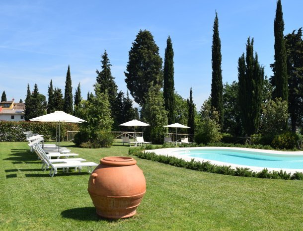 bed-and-breakfast-borgo-san-giusto-empoli-toscane-zwembad-cipressen.jpg