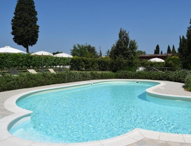 bed-and-breakfast-borgo-san-giusto-empoli-toscane-zwembad-tuin.jpg