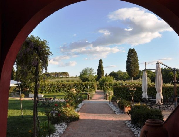 bed-and-breakfast-borgo-san-giusto-empoli-toscane-doorgang-naar-tuin.jpg