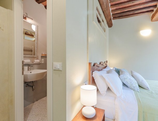 bed-and-breakfast-antica-pergola-lucca-kamer-edera-badkamer.jpg