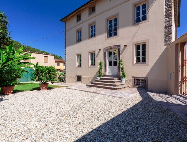 bed-and-breakfast-antica-pergola-lucca-historische-villa-ingang.jpg