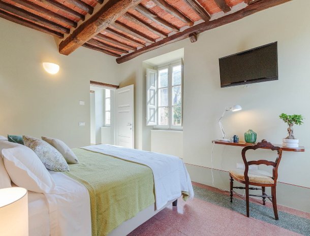 bed-and-breakfast-antica-pergola-lucca-kamer-edara-tv-buro.jpg