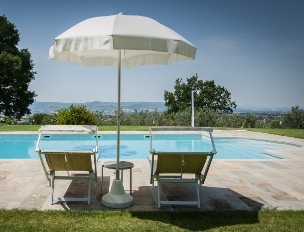 country-house-poggio-fiorito-assisi-zwembad-ligstoelen-uitzicht.jpg