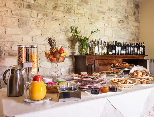 country-house-poggio-fiorito-assisi-ontbijtbuffet.jpg