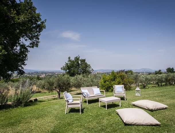 country-house-poggio-fiorito-assisi-tuin-loungezitje.jpg