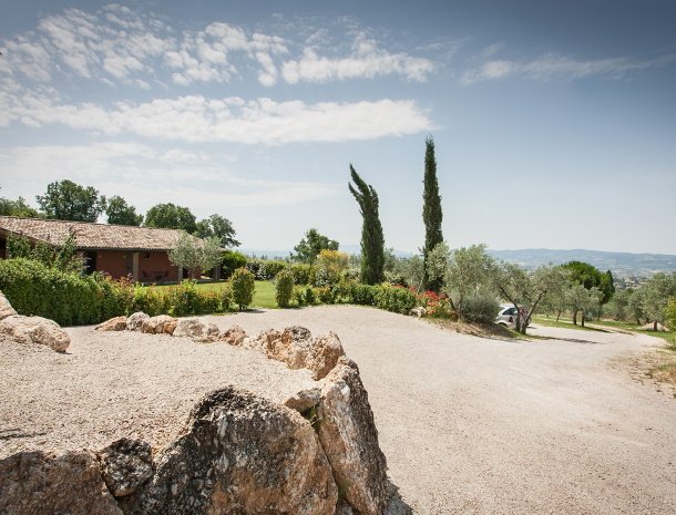 country-house-poggio-fiorito-assisi-parkeerplaats-uitzicht.jpg