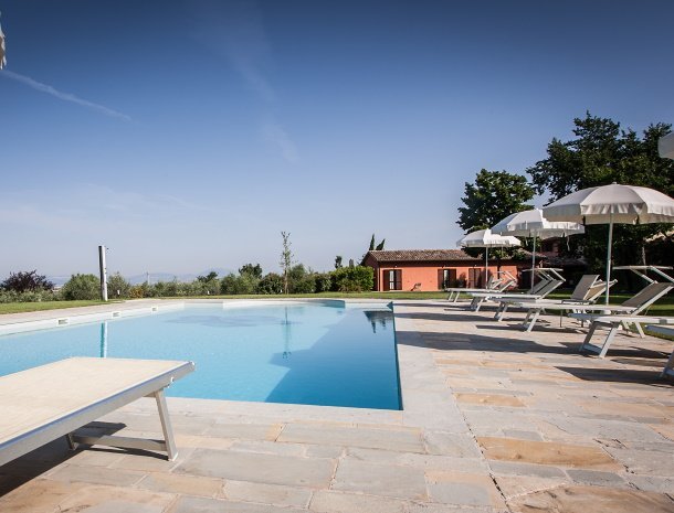 country-house-poggio-fiorito-assisi-zwembad-uitzicht-ligbedden.jpg