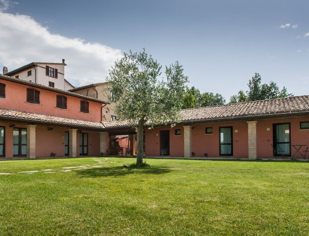 country-house-poggio-fiorito-assisi-tuin-ingang-kamers.jpg