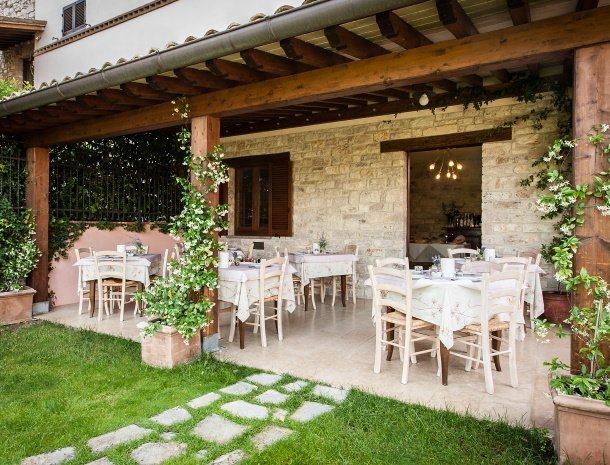 country-house-poggio-fiorito-assisi-terras-restaurant.jpg