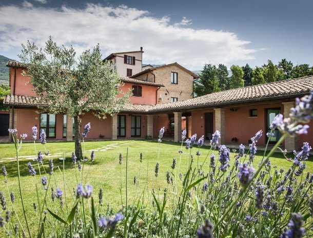 country-house-poggio-fiorito-assisi-tuin-lavendel-kamers.jpg