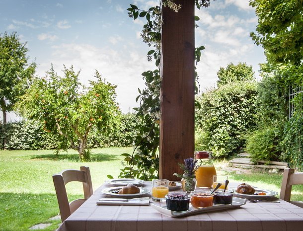 country-house-poggio-fiorito-assisi-ontbijt-tuin.jpg