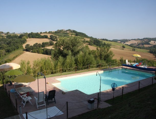 country-house-montesoffio-marche-zwembad-uitzicht.jpg