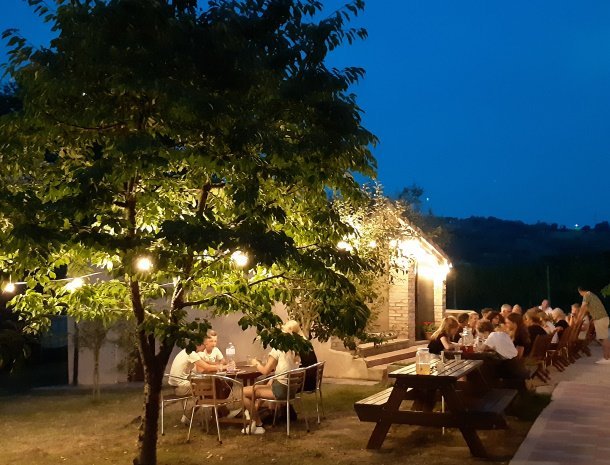 country-house-montesoffio-marche-gezamenlijk-diner-tuin.jpg