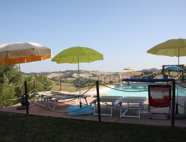 country-house-montesoffio-marche-zwembad-parasols-uitzicht.jpg