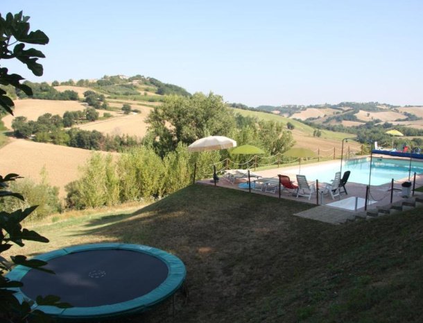 country-house-montesoffio-marche-trampolline-zwembad-uitzicht.jpg