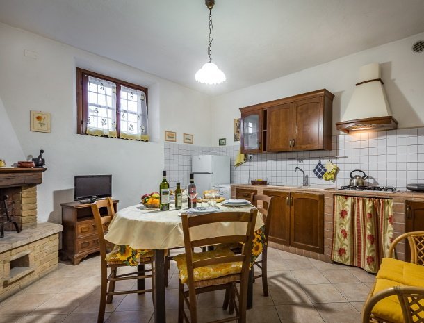 agriturismo-poggiacolle-sangimignano-appartement-rosa-keuken.jpg