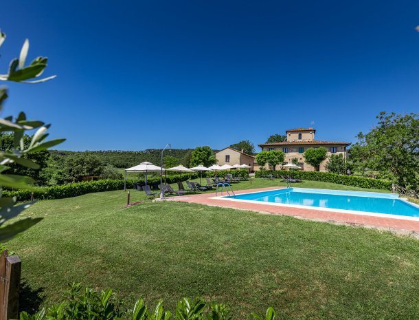 agriturismo-poggiacolle-sangimignano-appartementen-zwembad-villa.jpg