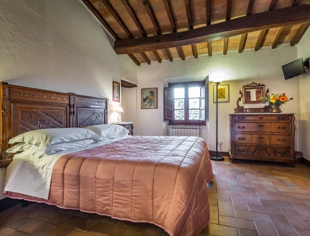 agriturismo-poggiacolle-sangimignano-appartement-girasole-slaapkamer.jpg