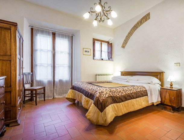 agriturismo-poggiacolle-sangimignano-appartement-rosa-slaapkamer.jpg