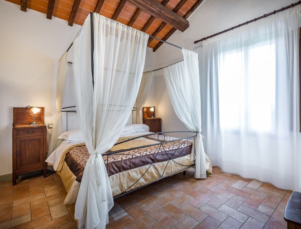 agriturismo-poggiacolle-sangimignano-appartement-slaapkamer-hemelbed.jpg