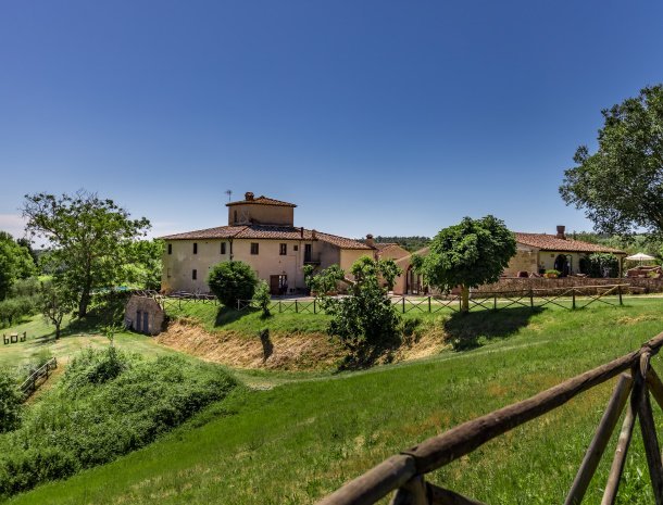 agriturismo-poggiacolle-sangimignano-overzicht-villa-met-appartementen.jpg