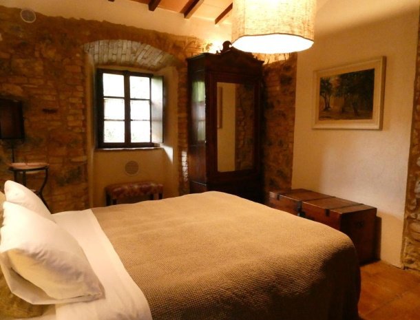 fattoria-san-donato-agriturismo-san-gimignano-slaapkamer-bed.jpg
