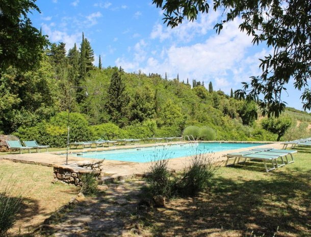 fattoria-san-donato-agriturismo-san-gimignano-zwembad.jpg