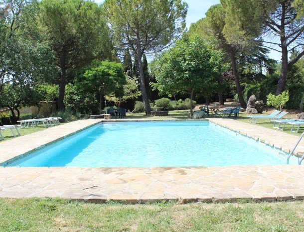 fattoria-san-donato-agriturismo-san-gimignano-zwembad-tuin.jpg