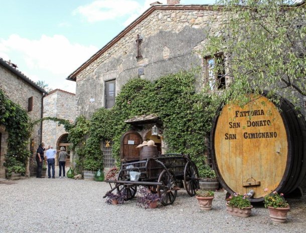 fattoria-san-donato-agriturismo-san-gimignano-binnenplaats.jpg