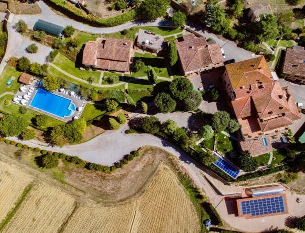 agriturismo-case-graziani-umbrie-appartementen-zwembad-overzicht-vanuit-lucht.jpg