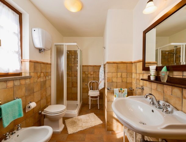 agriturismo-malagronda-umbrie-appartementen-met-zwembad-cipresso-badkamer.jpg