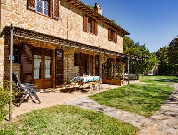 agriturismo-malagronda-umbrie-appartementen-met-zwembad-terras-meubels.jpg