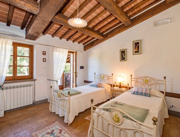 agriturismo-malagronda-umbrie-appartementen-met-zwembad-olivo-slaapkamer.jpg