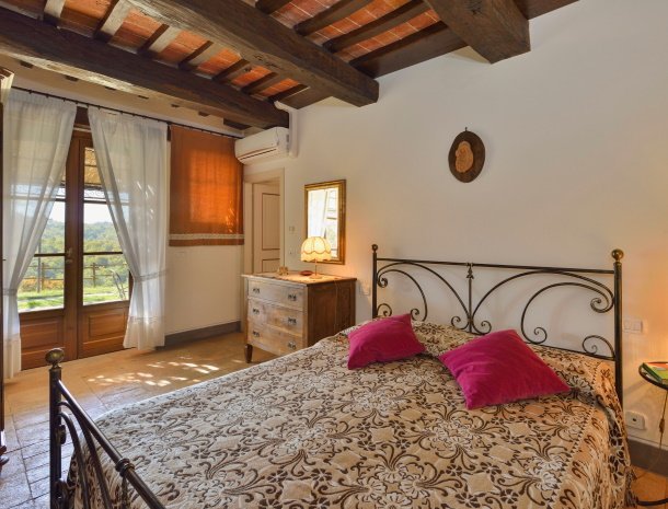 agriturismo-malagronda-umbrie-appartementen-met-zwembad-cipresso-slaapkamer-bed.jpg