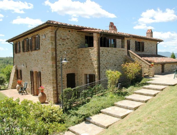 agriturismo-malagronda-umbrie-appartementen-met-zwembad-ingang-pino.jpg