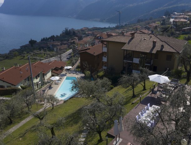 hotel-miranda-iseomeer-overzicht-terras-tuin-zwembad.jpg