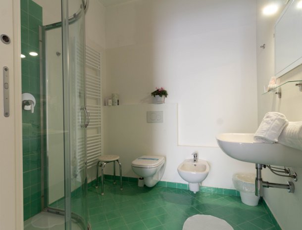 mamma-ciccia-mandello-comomeer-bed-and-breakfast-badkamer-groen..jpg
