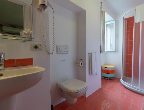 mamma-ciccia-mandello-comomeer-badkamer.jpg