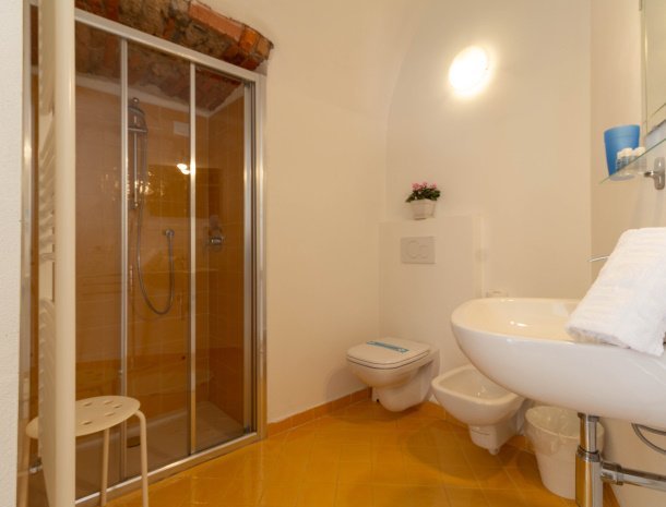 mamma-ciccia-mandello-comomeer-bed-and-breakfast-badkamer.jpg