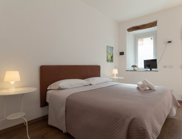 mamma-ciccia-mandello-comomeer-slaapkamer-standaard-bed.jpg