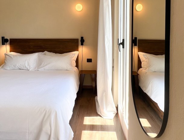 la-dama-del-porto-laveno-lago-maggiore-slaapkamer-bed.jpg