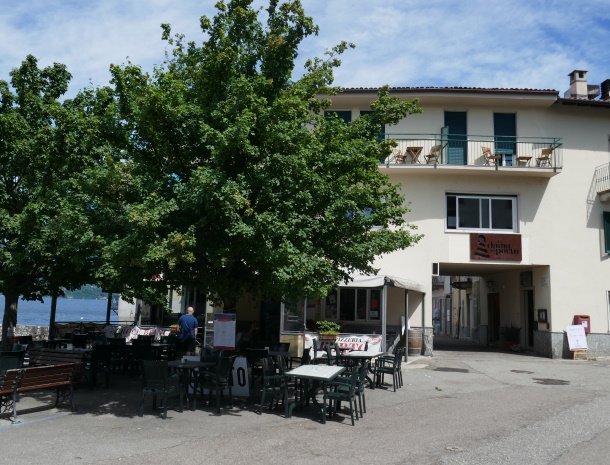 la-dama-del-porto-laveno-lago-maggiore-ingan.jpg