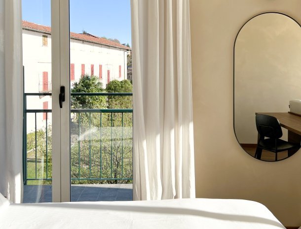 la-dama-del-porto-laveno-lago-maggiore-kamer-balkon-uitzicht.jpg