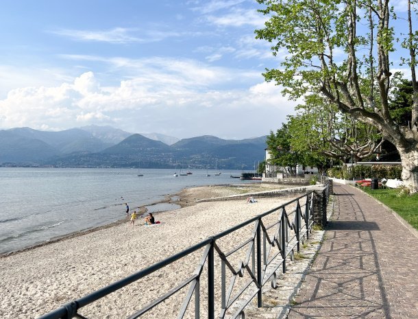 la-dama-del-porto-laveno-lago-maggiore-strand.jpg