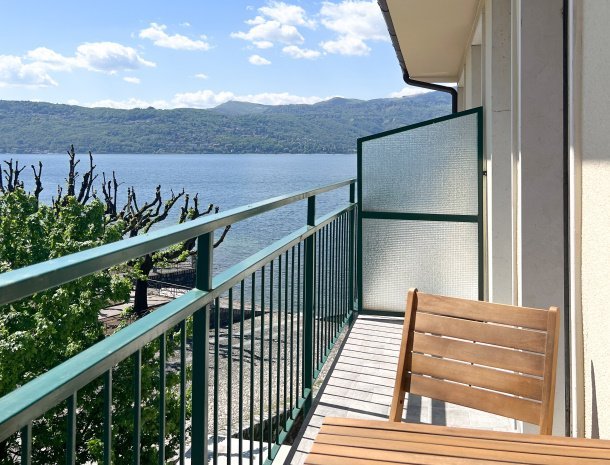 la-dama-del-porto-laveno-lago-maggiore-balkon-uitzicht.jpg