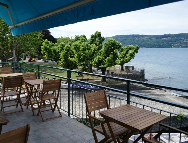 la-dama-del-porto-laveno-lago-maggiore-terras-uitzicht.jpg