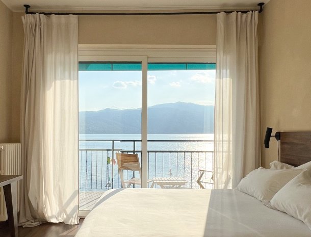 la-dama-del-porto-laveno-lago-maggiore-kamer-meeruitzicht.jpg