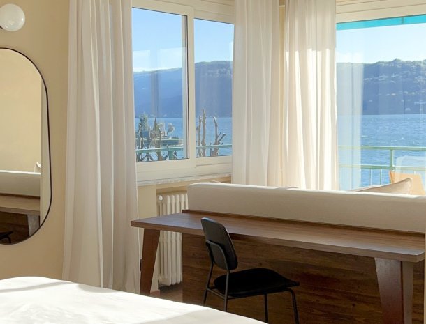 la-dama-del-porto-laveno-lago-maggiore-bureau-uitzicht.jpg