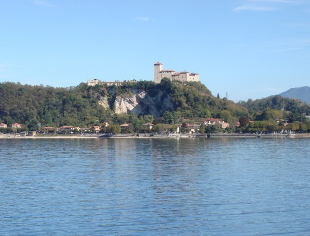 angera-lago-maggiore-lombardije.jpg